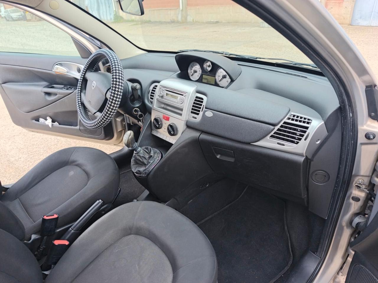 Lancia Ypsilon 2011---1.2 Benzina Neopatentati