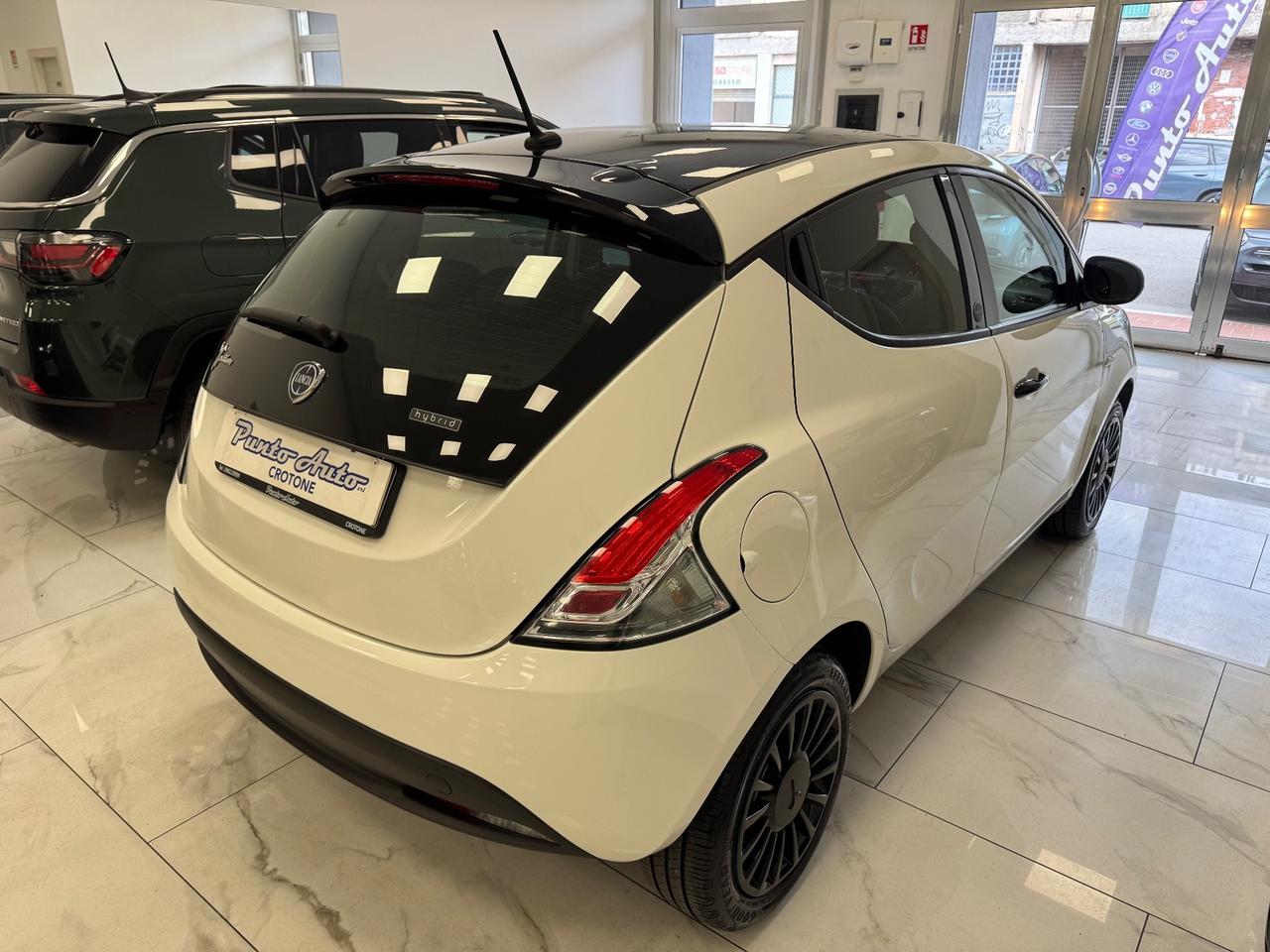 Lancia Ypsilon 1.0 FireFly 5 porte S&S Hybrid Ecochic Silver