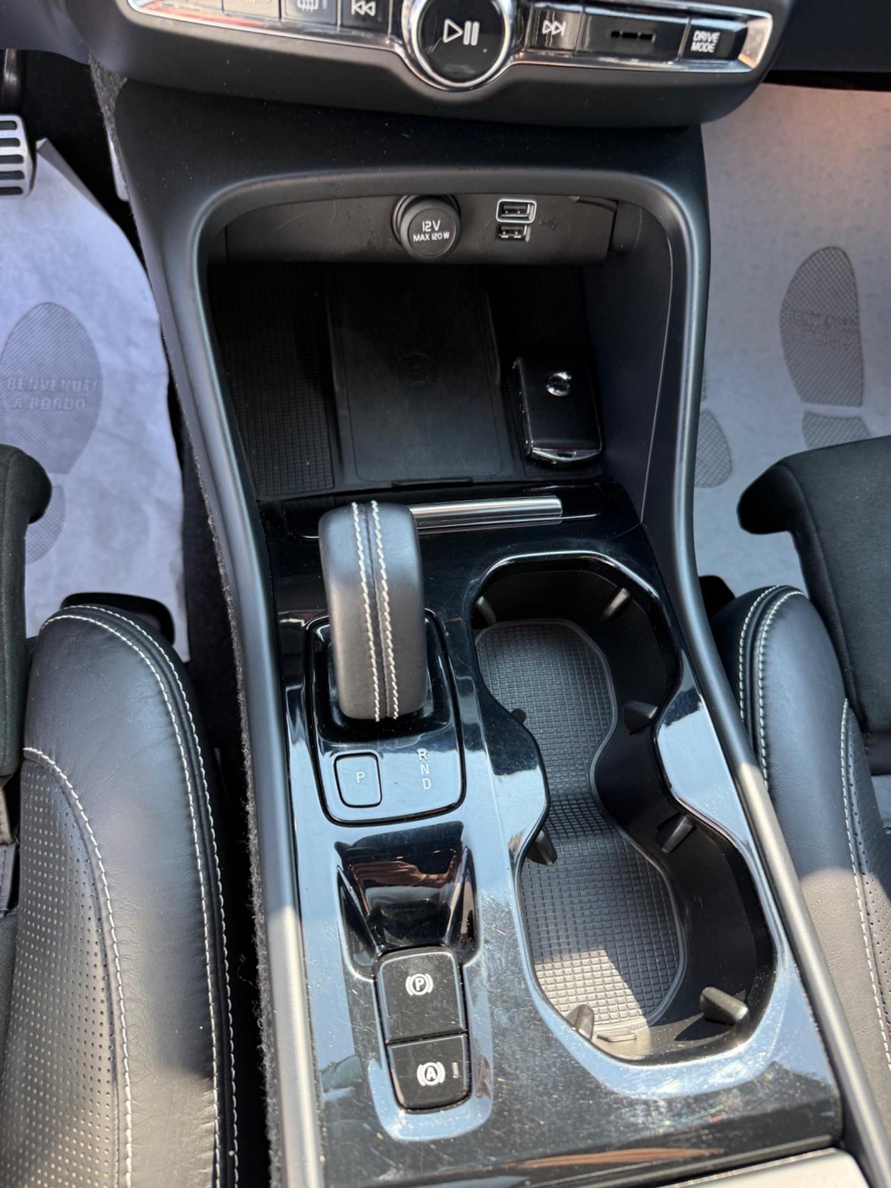 Volvo XC40 T4 Geartronic R-design 190CV PERLATO
