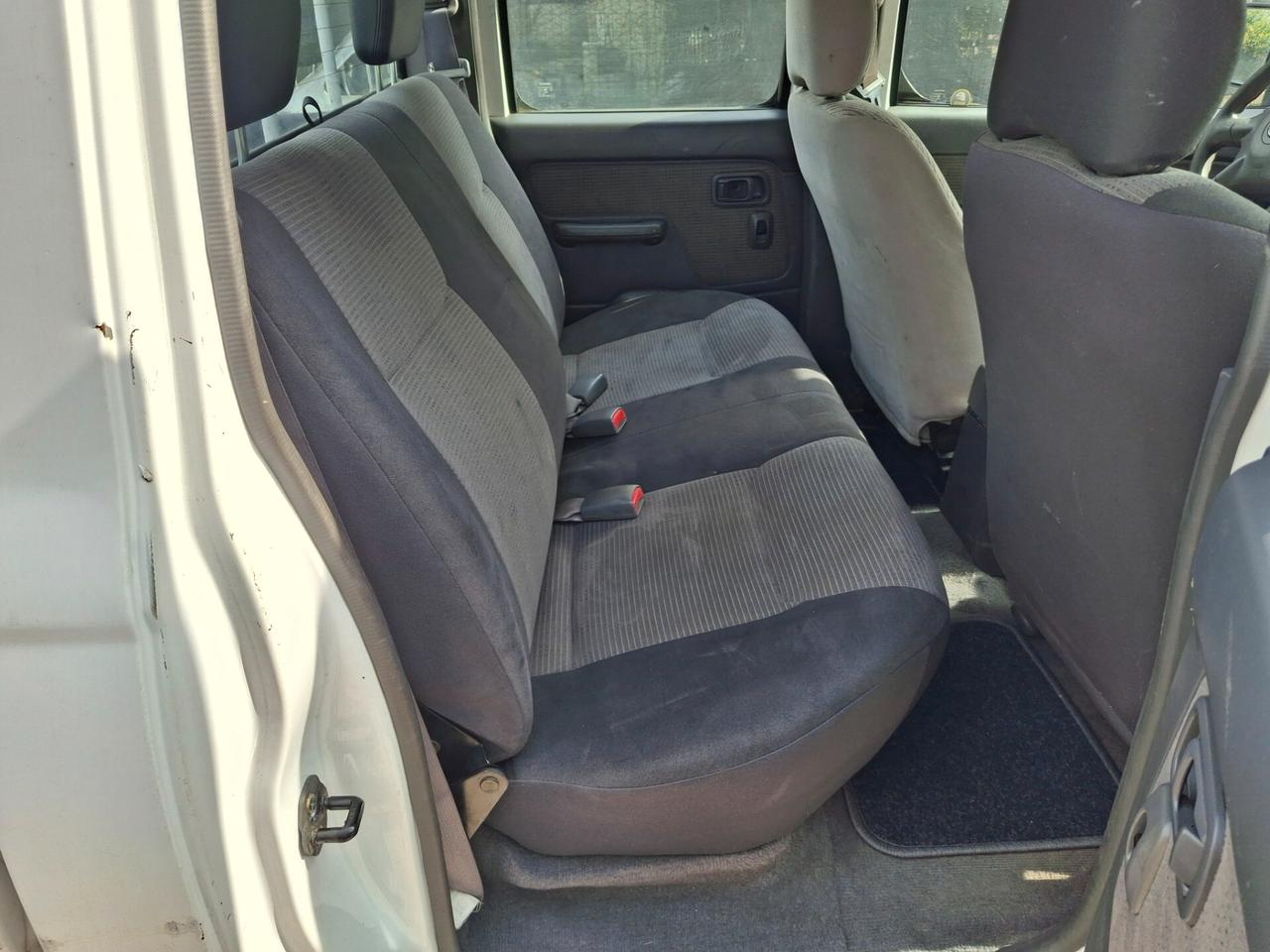 Nissan Navara 2.5 dCi 4 porte Double Cab SE gancio traino