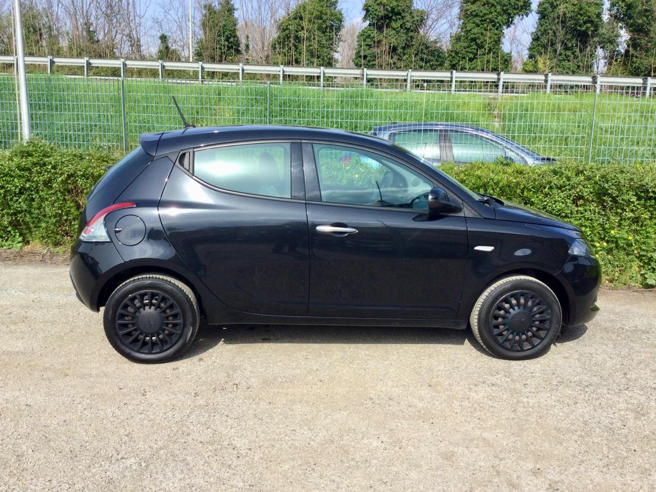 Lancia Ypsilon 1.0 70Cv FireFly 5 porte Hybrid Silver