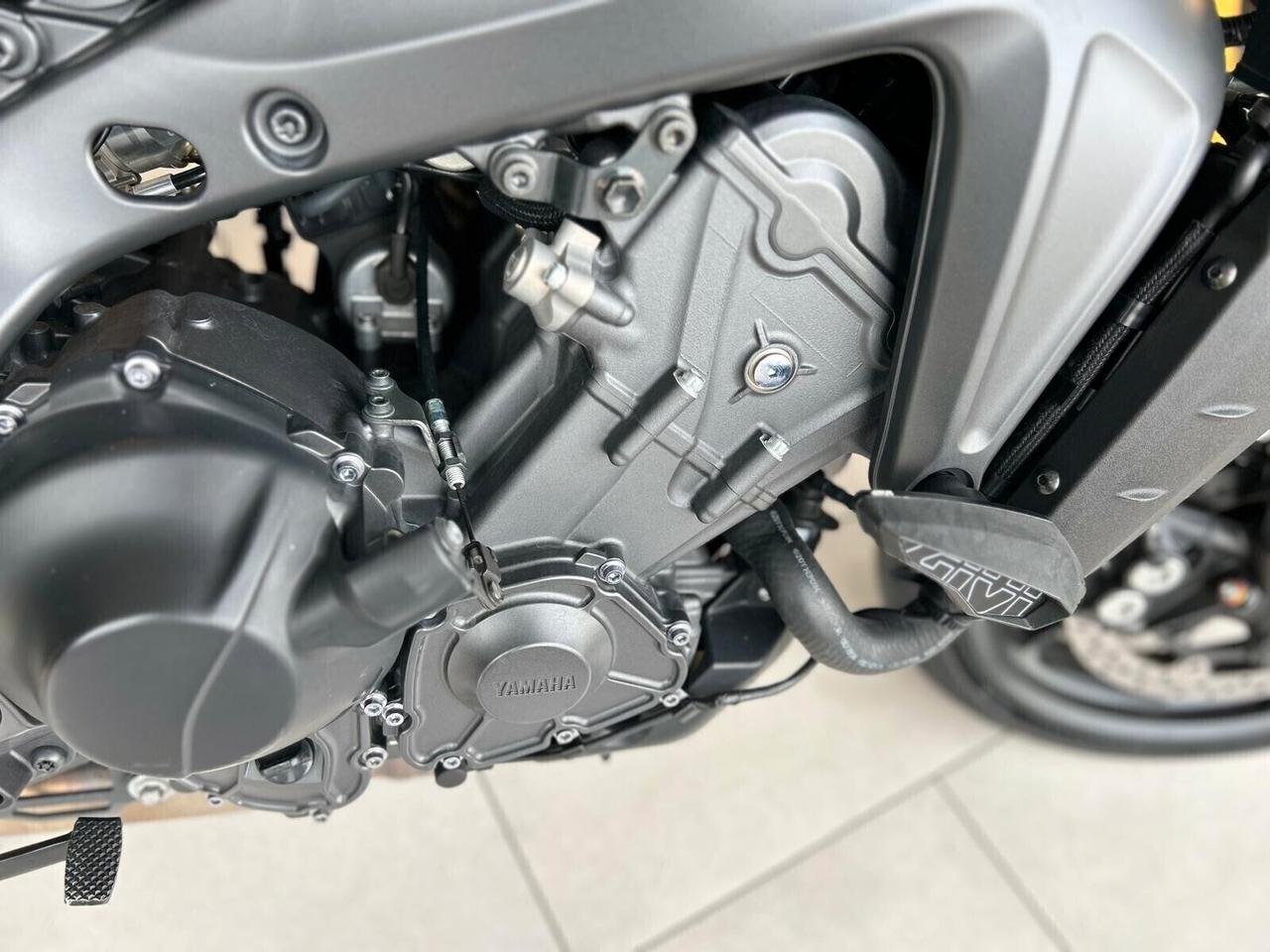 Yamaha MT-09 SP AKRAPOVIC CARBO OHLINS