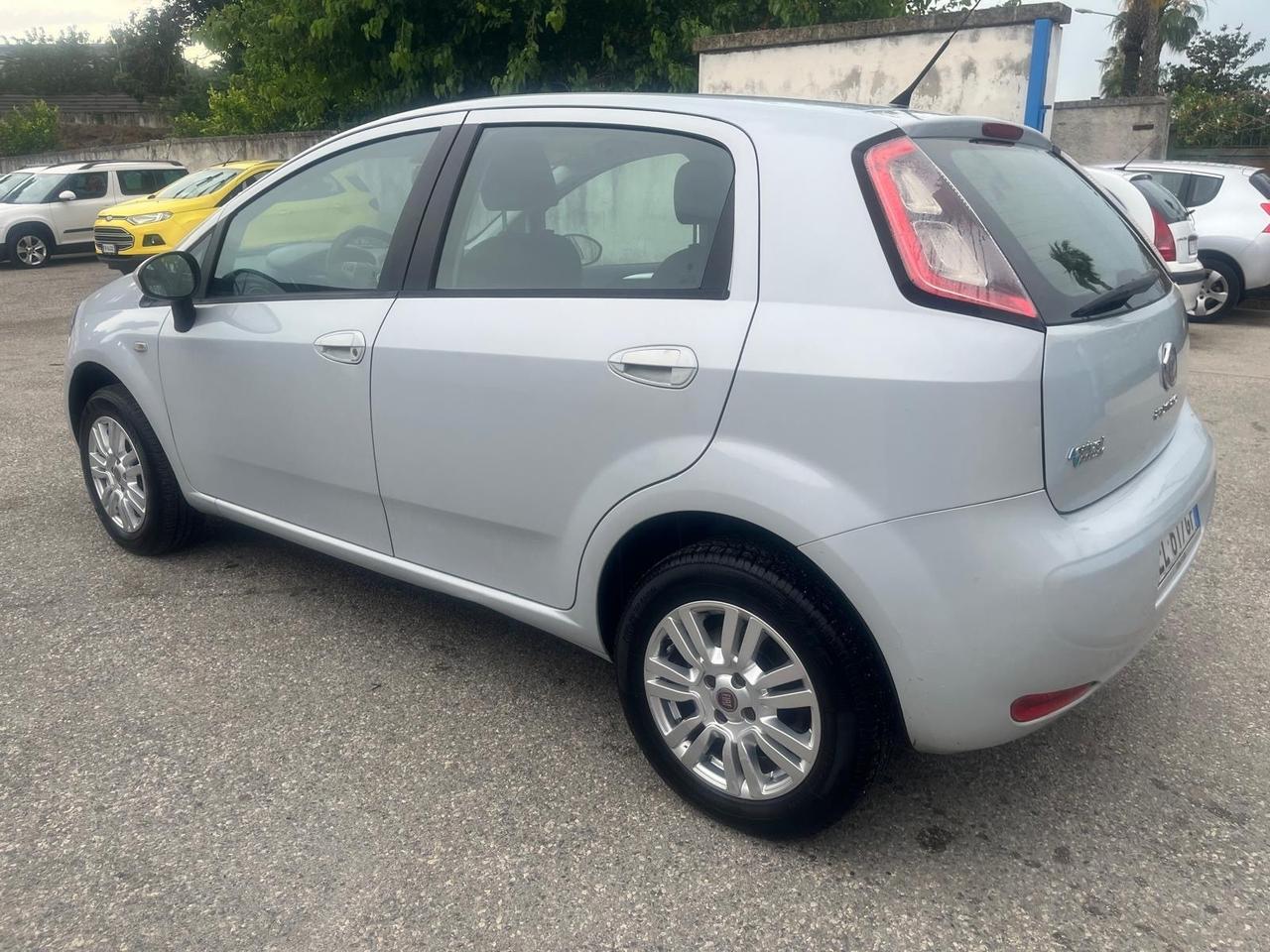 Punto Fiat g punto 5P-1.4-77cv- metano -full-2012
