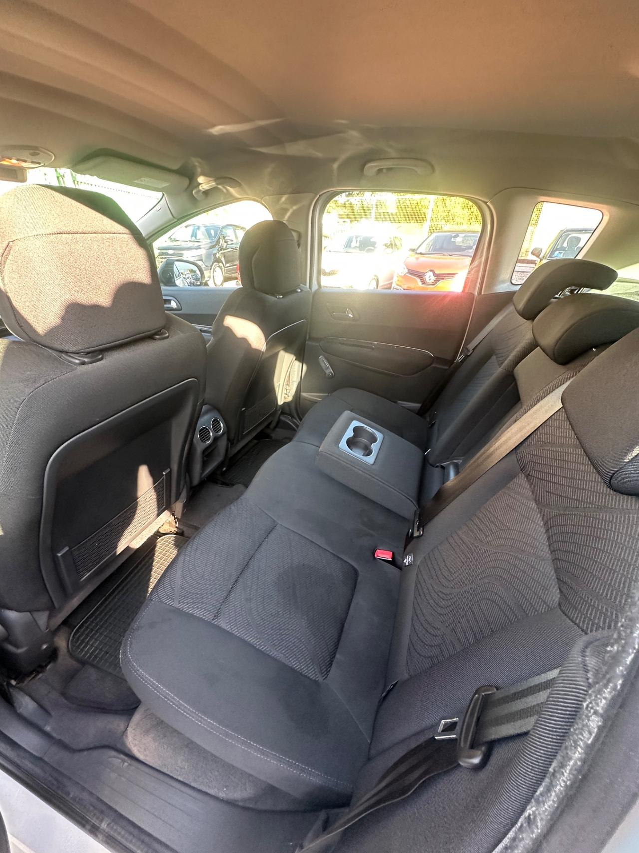 Peugeot 3008 1.6 HDi 110CV cambio robotizzato Business