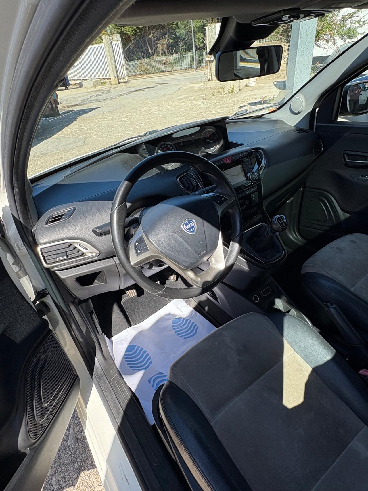 Lancia Ypsilon 1.2 69 CV 5 porte Platinum