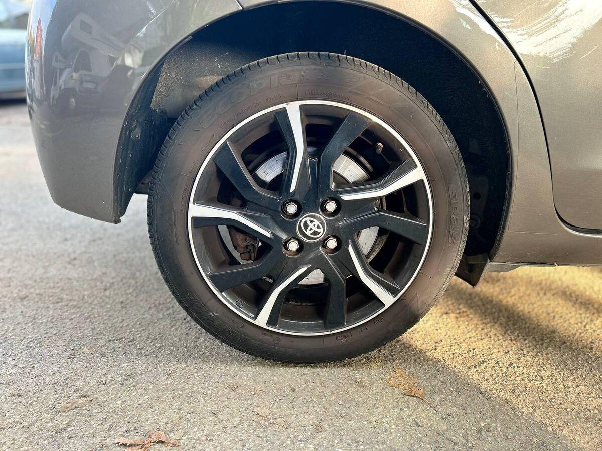 Toyota Yaris 1.5h Trend Red Edition 5p