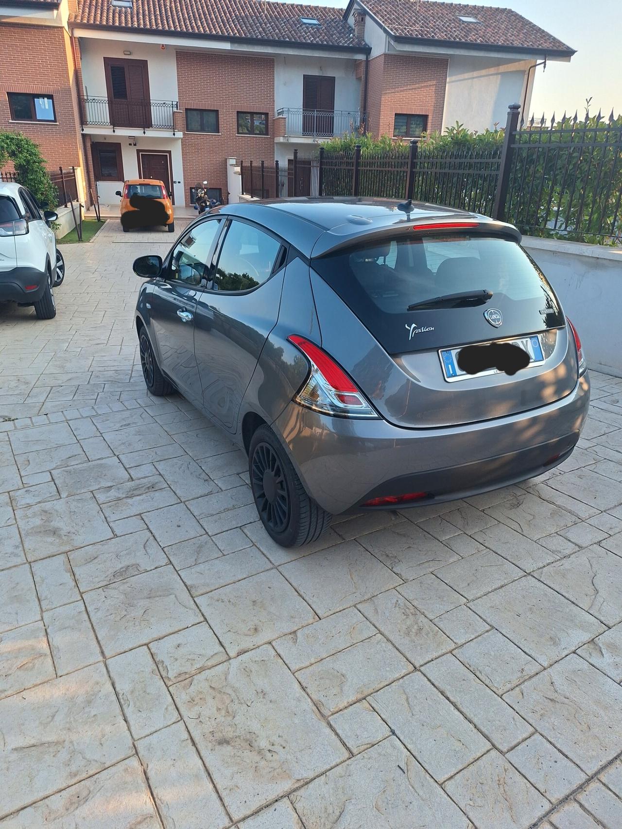 Lancia Ypsilon 1.0 FireFly 5 porte S&S Hybrid Silver