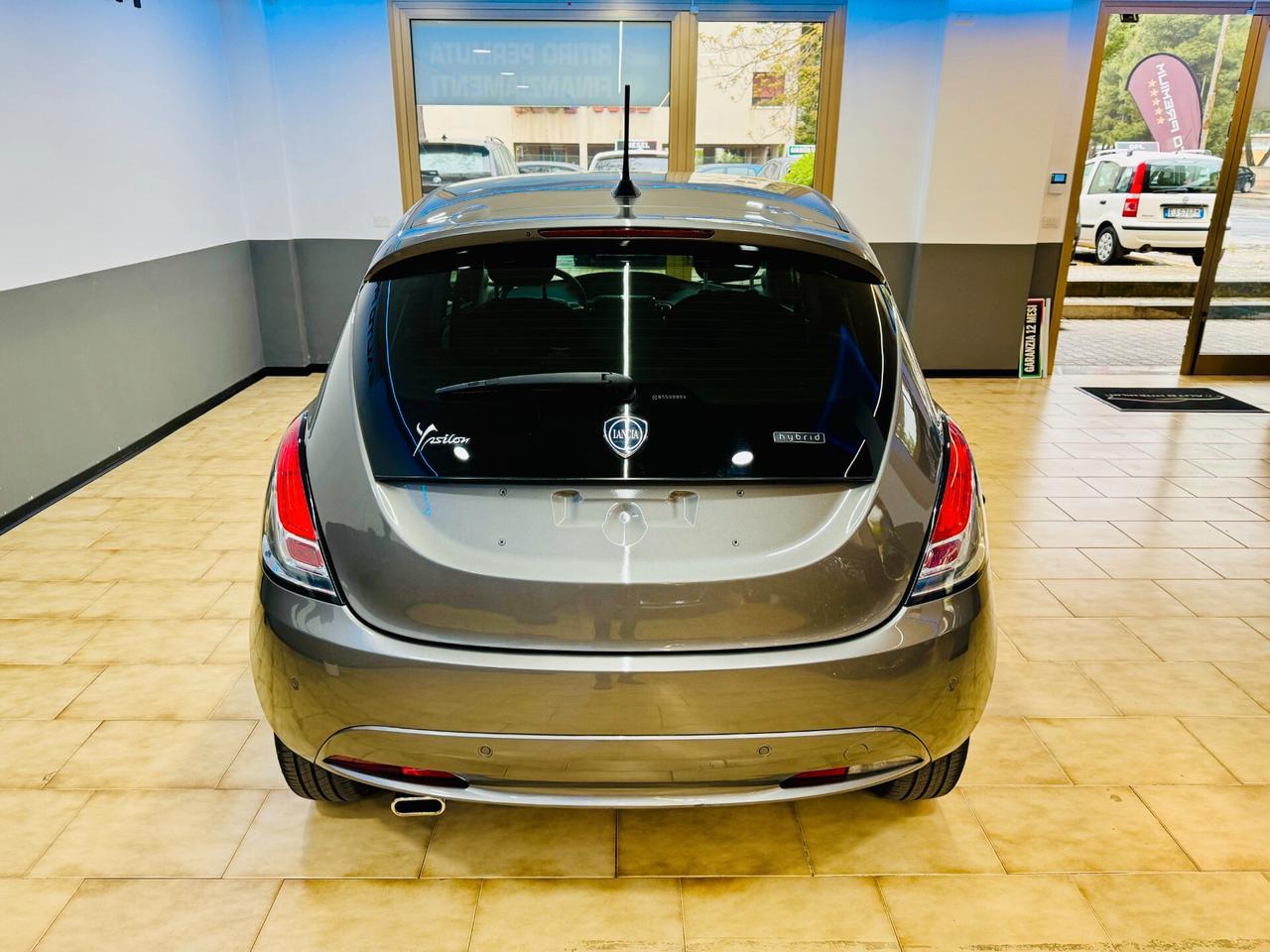 Lancia Ypsilon 1.0 Hybrid Silver / CarPlay S&S