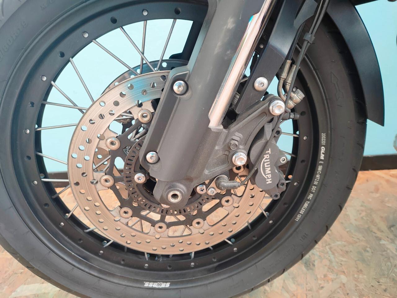 Triumph Tiger Explorer XC con tris bauletti GIVI