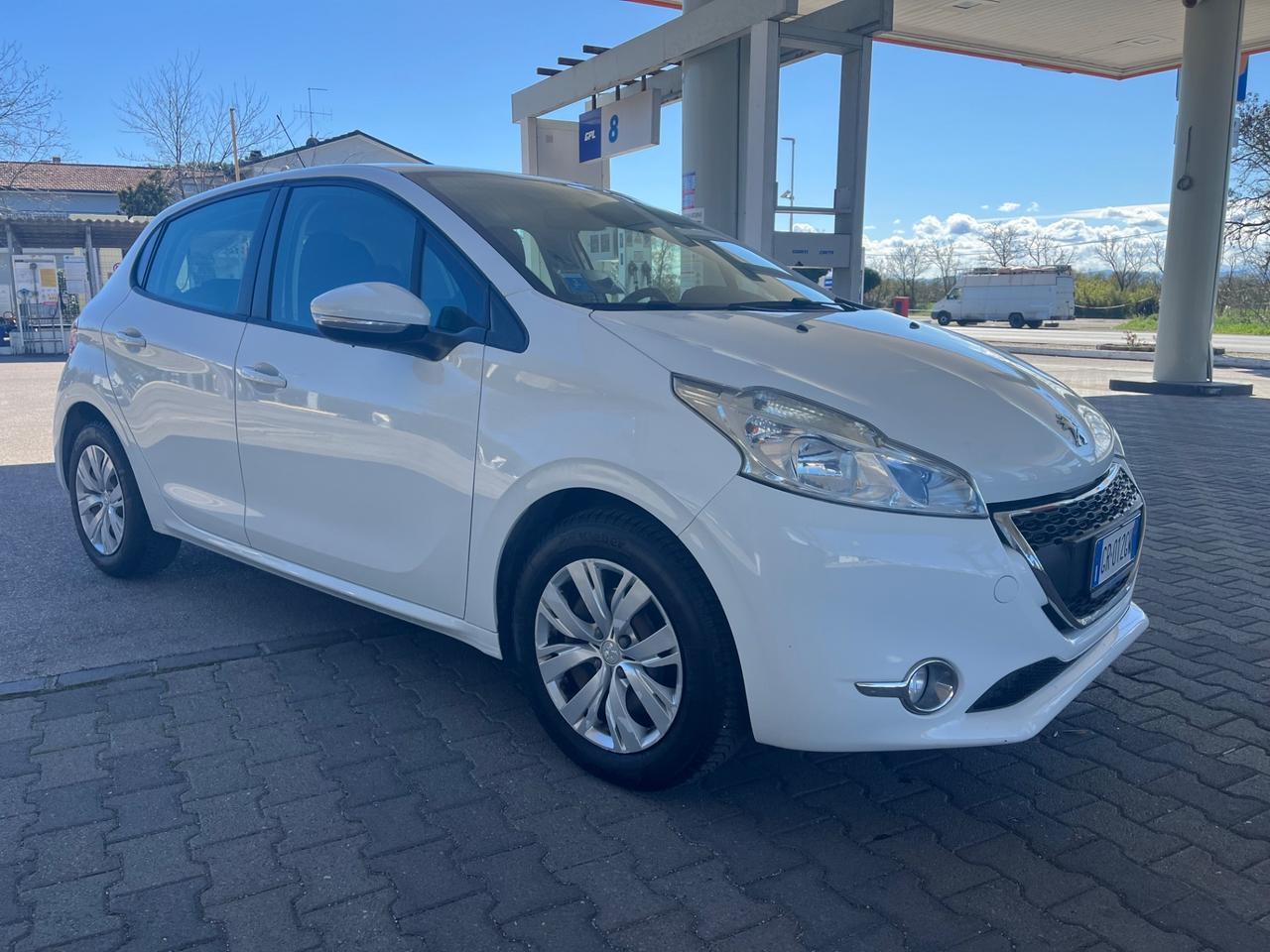Peugeot 208 1.2 VTi 82 CV 5 porte Active km 67.000 garanzia 12 mesi