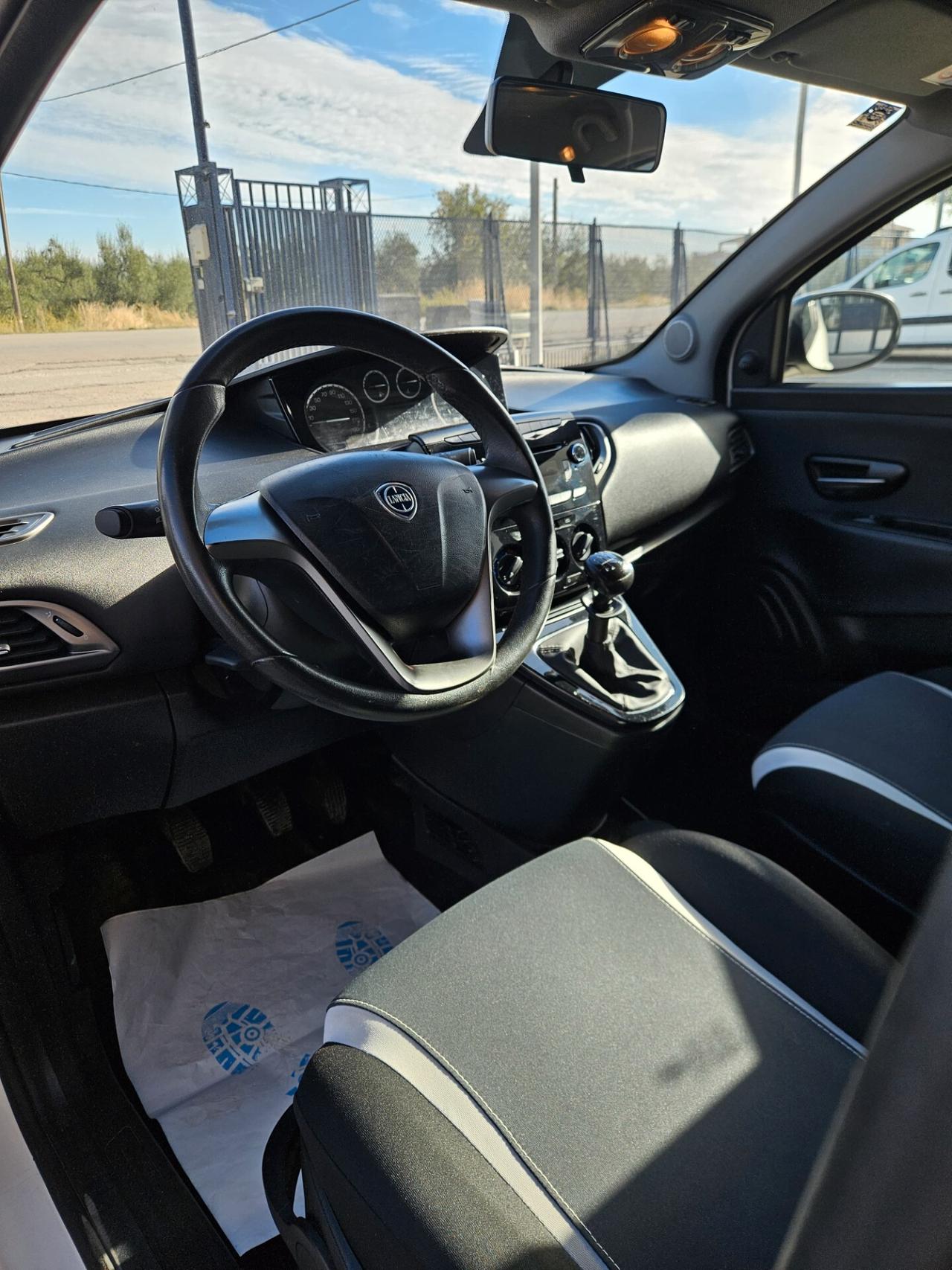 Lancia Ypsilon 1.2 69 CV 5 porte S Momodesign