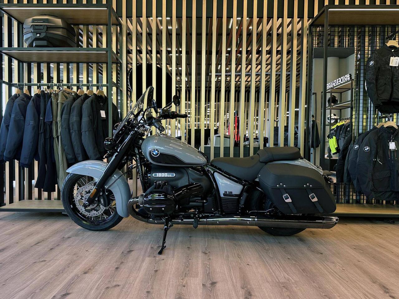 BMW R 18 Classic Blacked Out