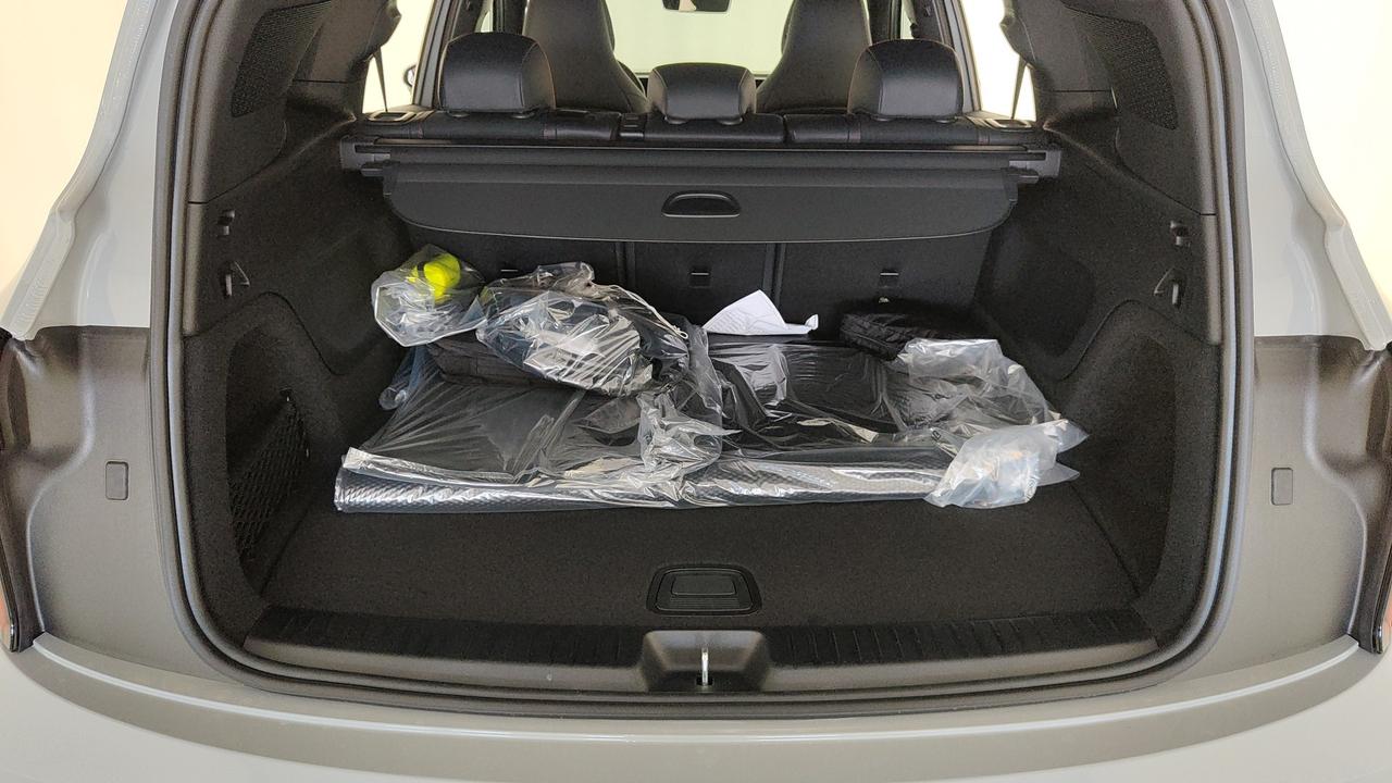 Mercedes-Benz GLB 250+ con tecnologia EQ