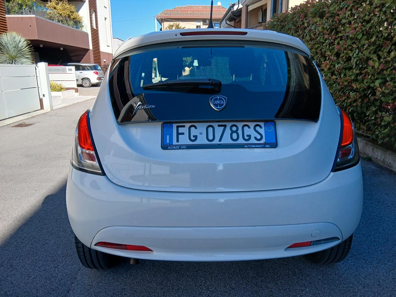 Lancia Ypsilon 1.2 69 CV 5 porte Silver tua a € 185 mese