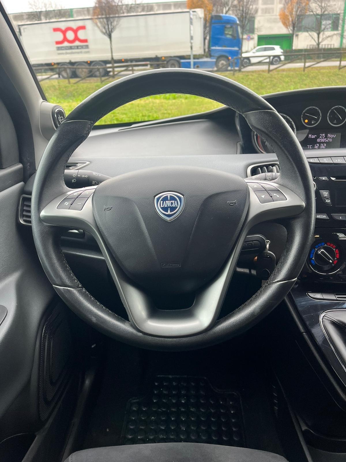 Lancia Ypsilon 1.3 MJT 75 CV Neopatentati