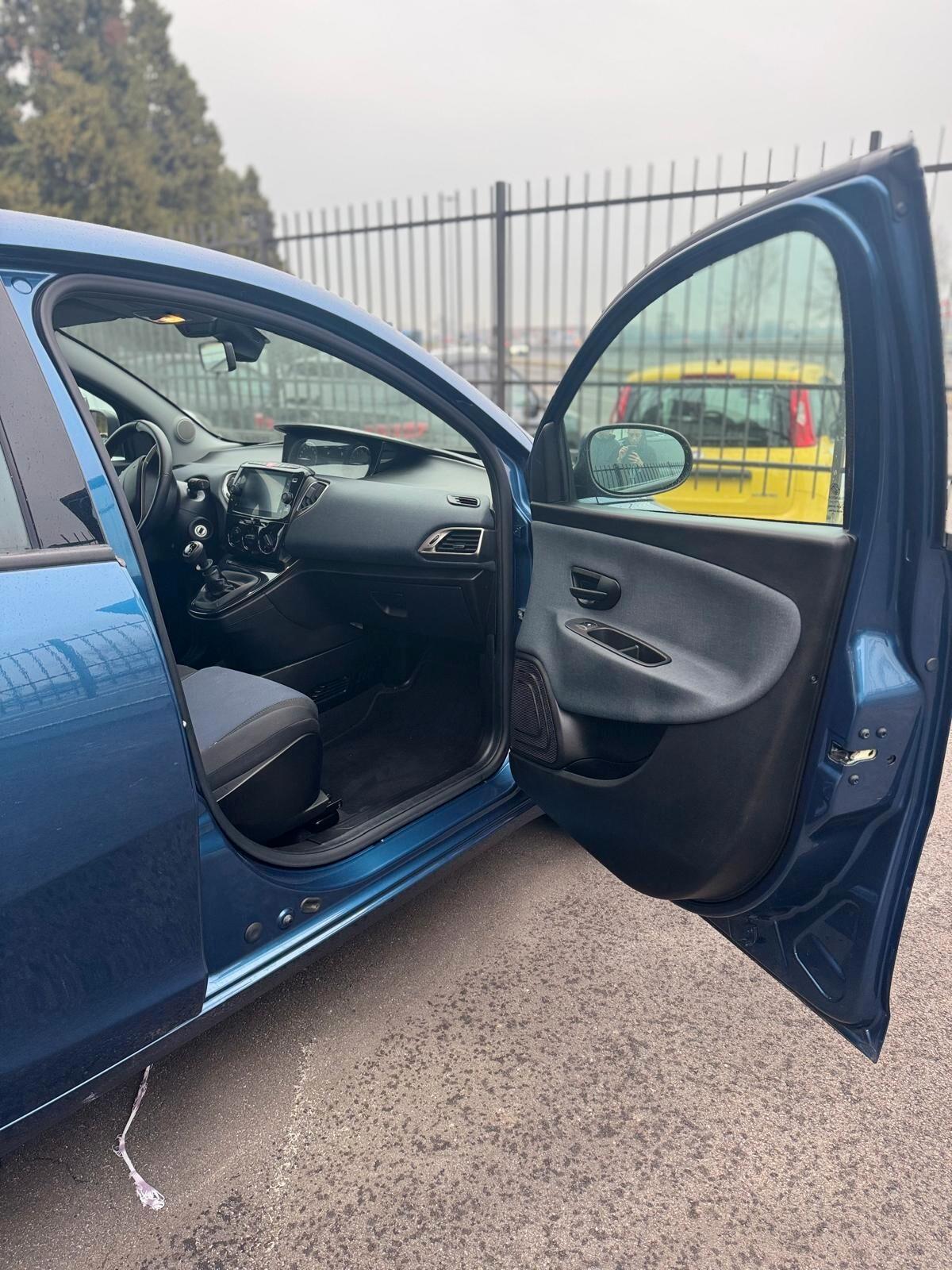 Lancia Ypsilon 1.0 FireFly 5 porte S&S Hybrid Gold