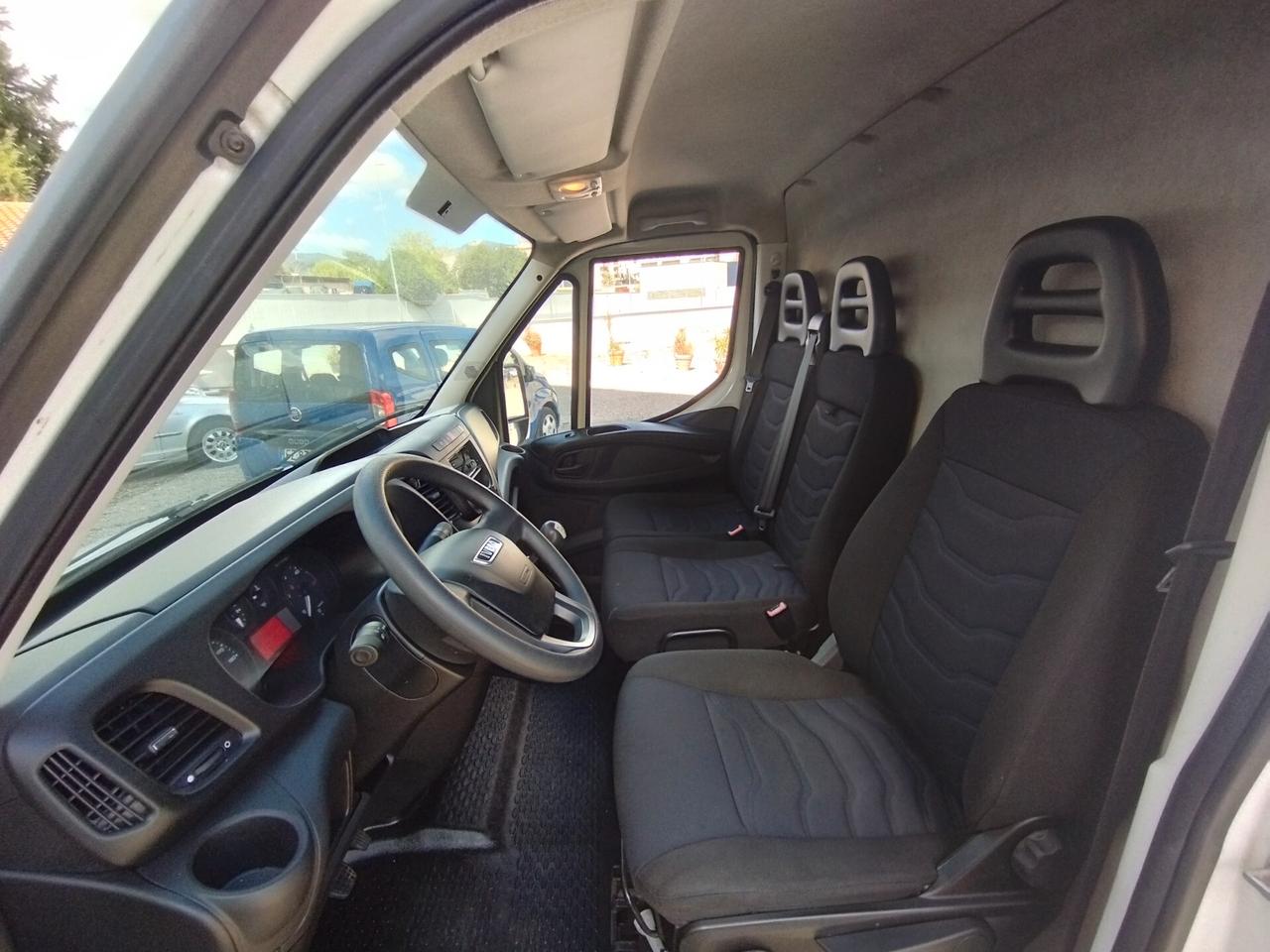Iveco Daily 33S12 2.3 Cabinato