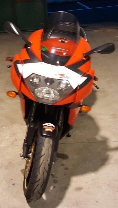 Aprilia RSV 1000 AKRAPOVIC