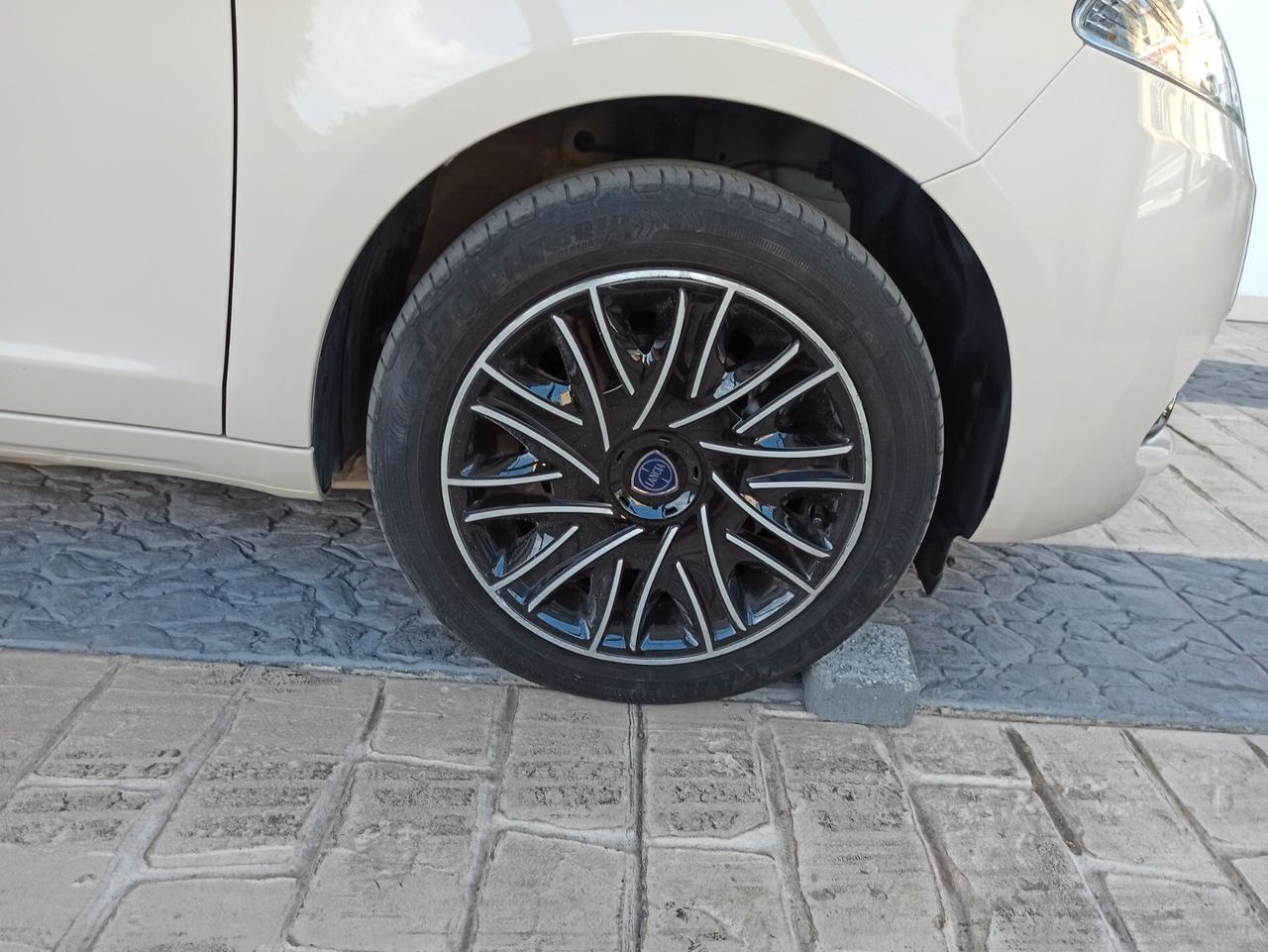 Lancia Ypsilon 1.2 69 CV 5 porte S&S Gold