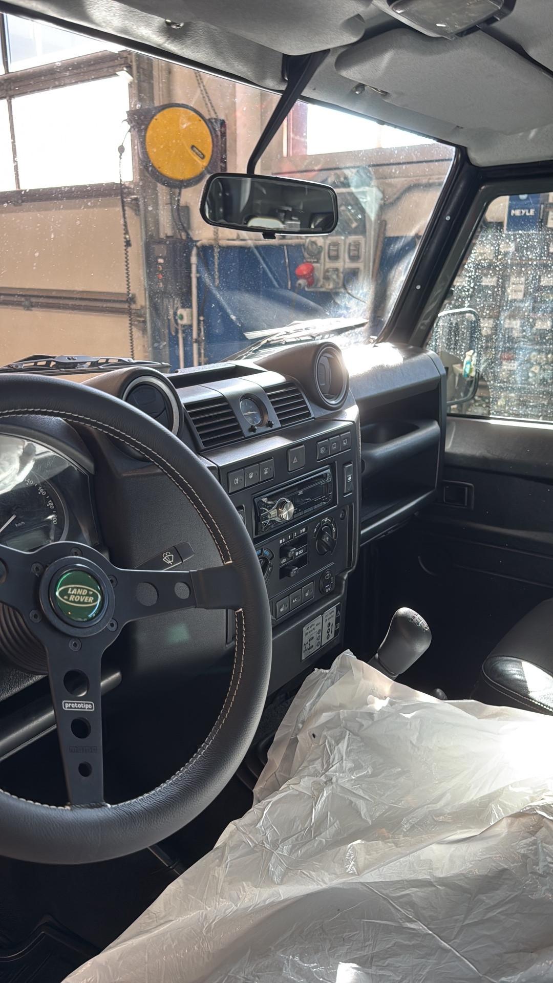 Land Rover Defender 90 2.4 TD4 Station Wagon SE