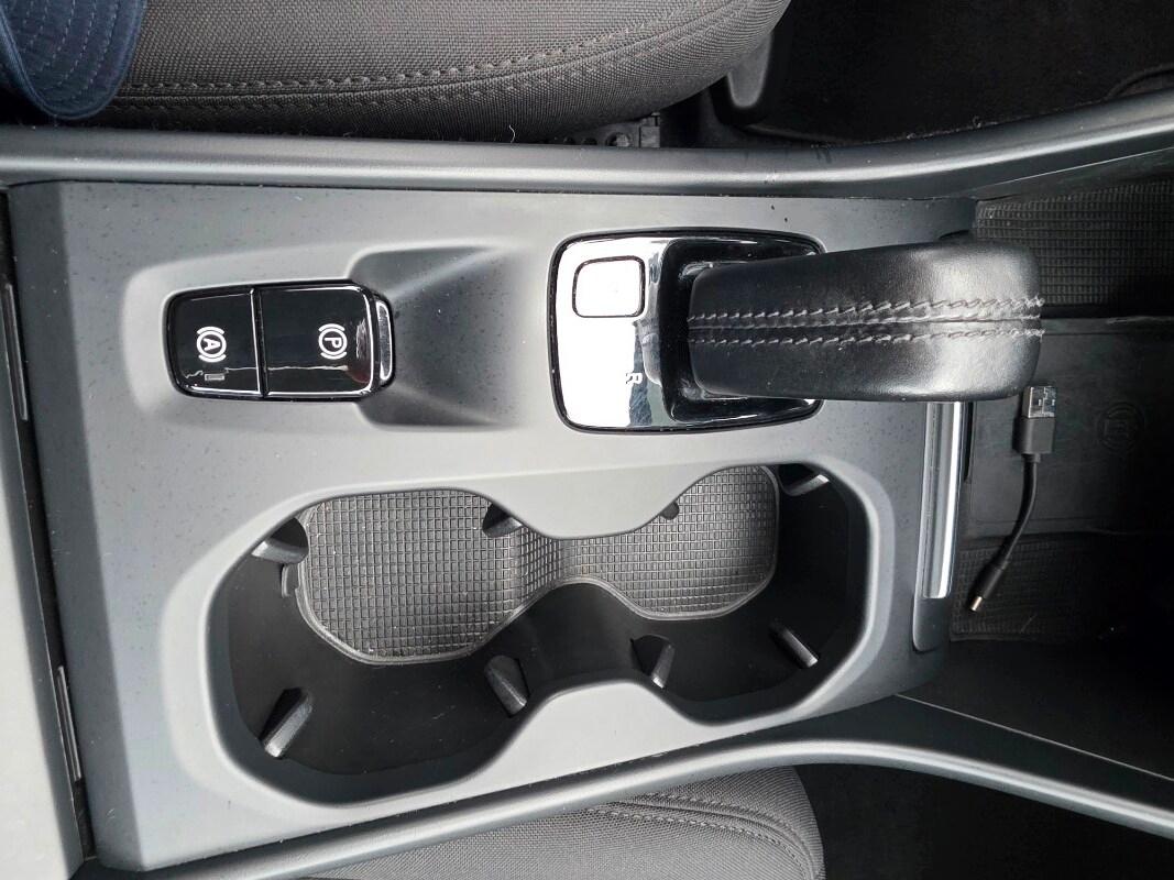 VOLVO XC40 (2017-->) XC40 D3 Geartronic Momentu...