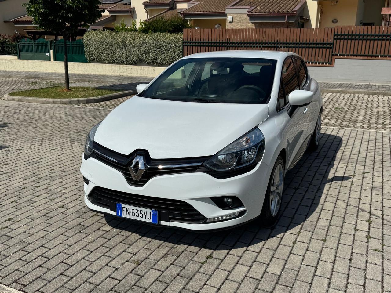 Renault Clio 1.2 benzina 75cv Neopatentati