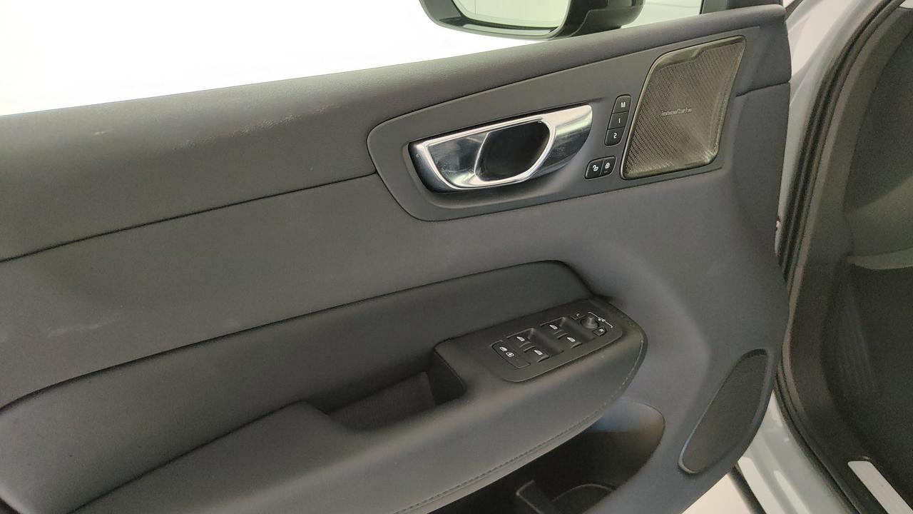 VOLVO XC60 2.0 b4 Plus Dark auto