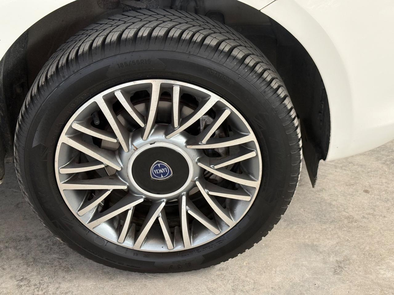 Lancia Ypsilon 0.9 TwinAir 85 CV 5 porte Metano Ecochic Silver