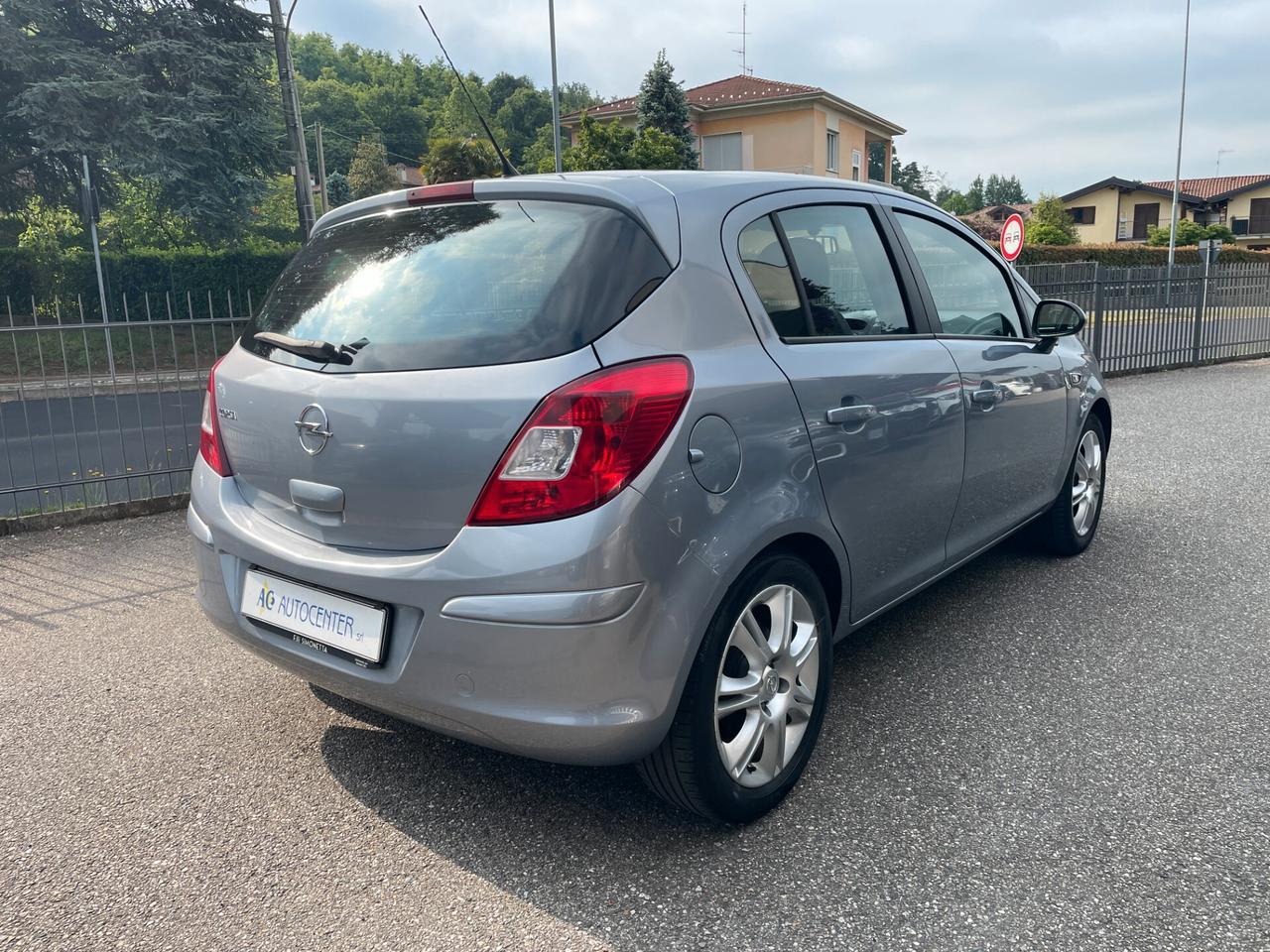 Opel Corsa 1.4 16V 5 porte Cosmo