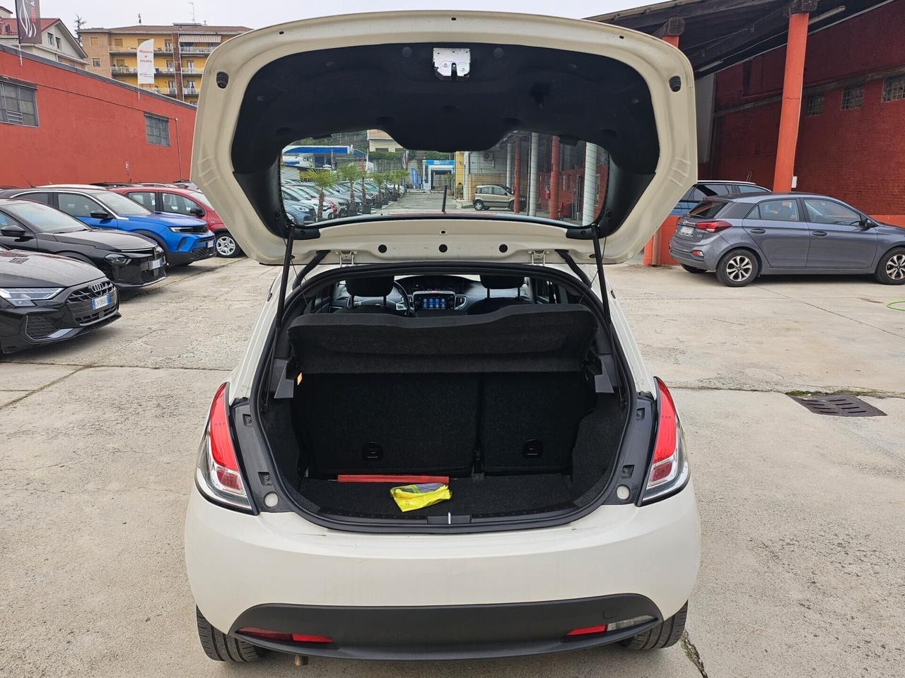 Lancia Ypsilon 1.0 FireFly 5 porte S&S Hybrid Silver