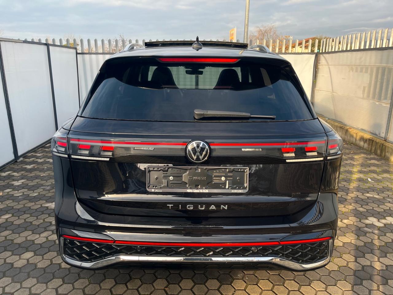 Volkswagen Tiguan 2.0 TDI 150 CV DSG R-Line Plus *TETTO APRIBILE*