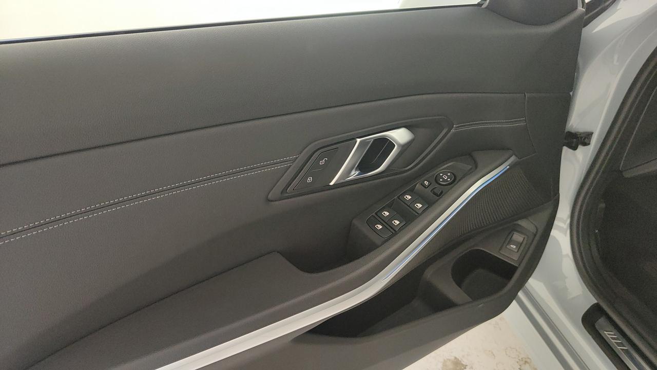 BMW 320d Touring mhev 48V xdrive MSport auto