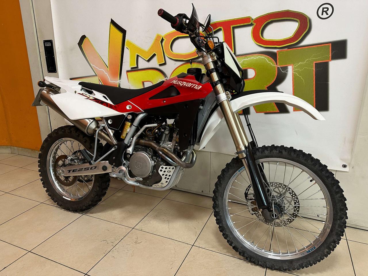 Husqvarna TE 250 - Solo 995 km !!!
