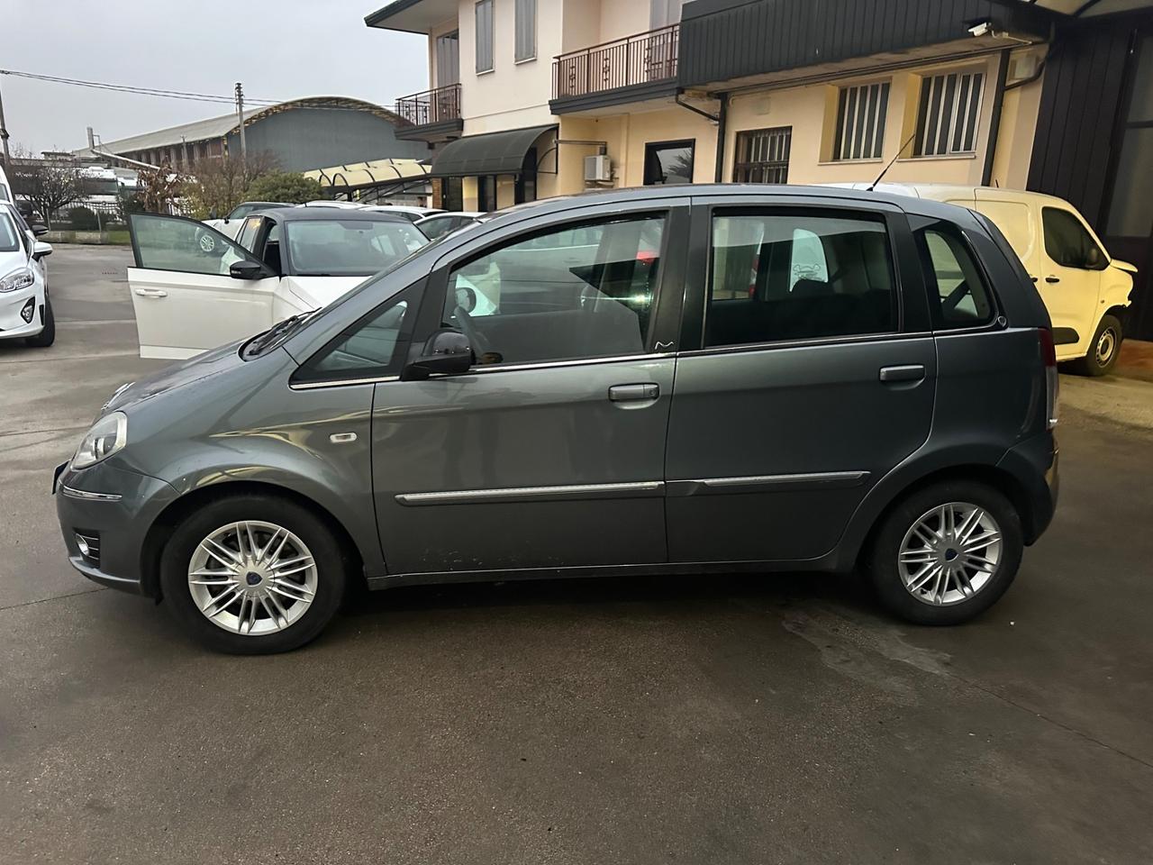 Lancia Ypsilon 1.3 MJT 75 CV Unyca