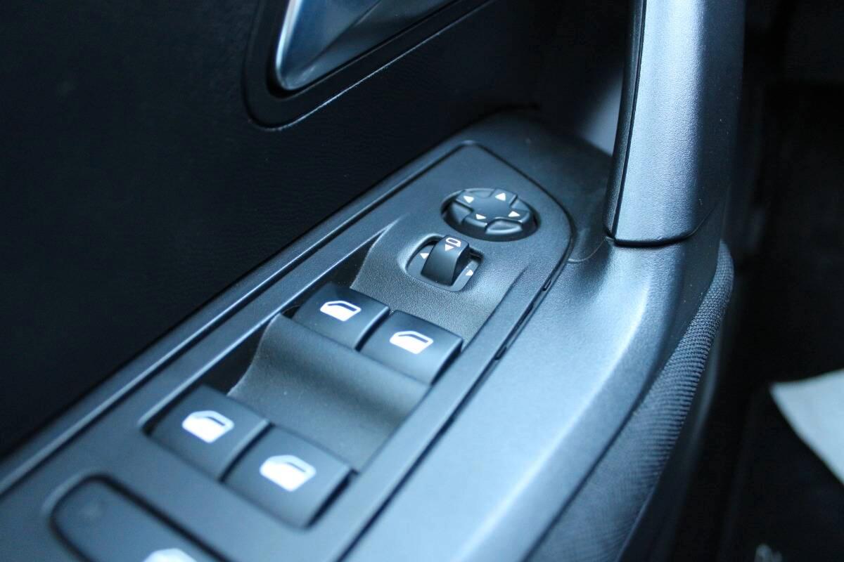 Peugeot 2008 1.5 bluehdi Active s&s 100cv Con NAVIGATORE
