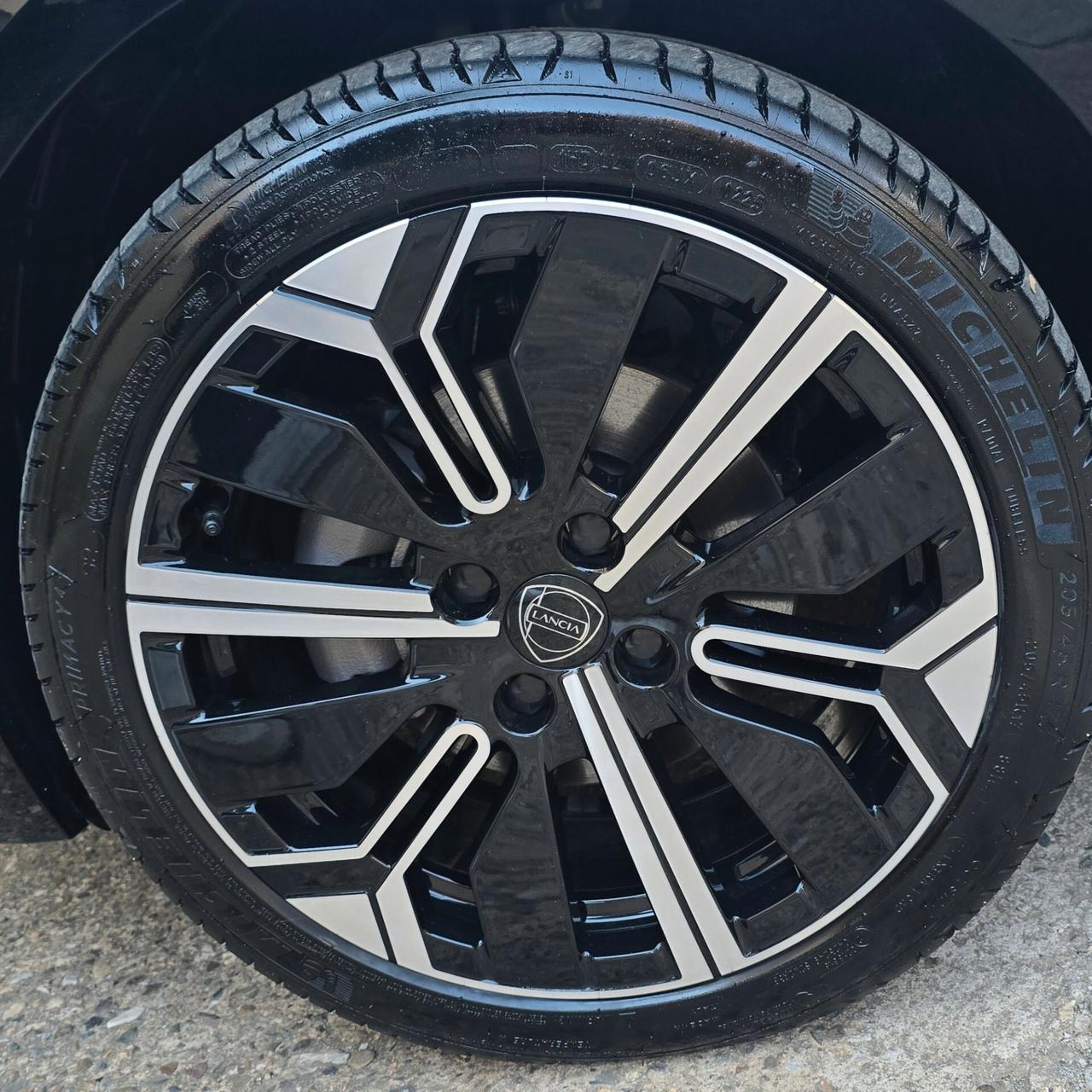 6.800 km - Cambio Automatico - Lancia Ypsilon Hybrid e-DCT LX