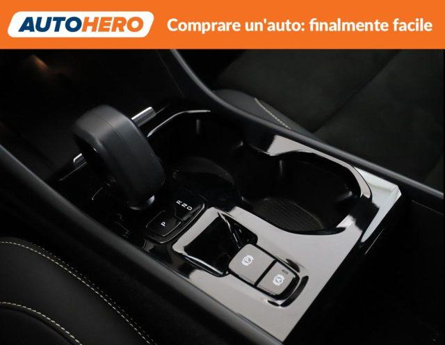 VOLVO XC40 B3 automatico Plus Dark N1