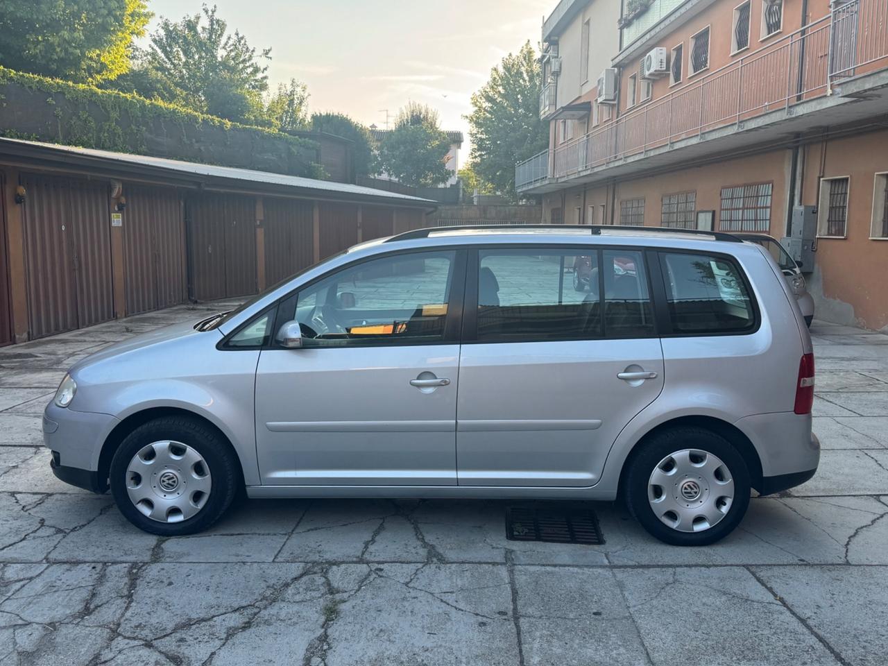 Volkswagen Touran 5 POSTI CON SOLI 143000KM