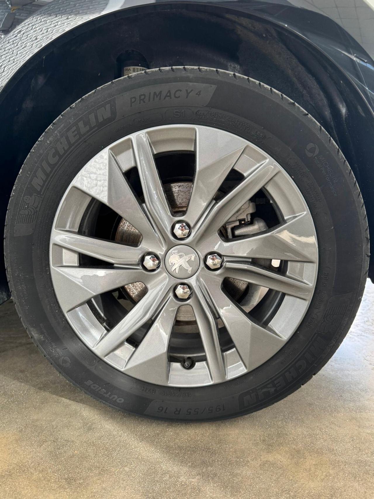 Peugeot 208 motore elettrico 136 CV 5 porte Allure