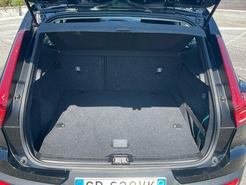 Volvo XC40 T2 Momentum AUTOCARRO