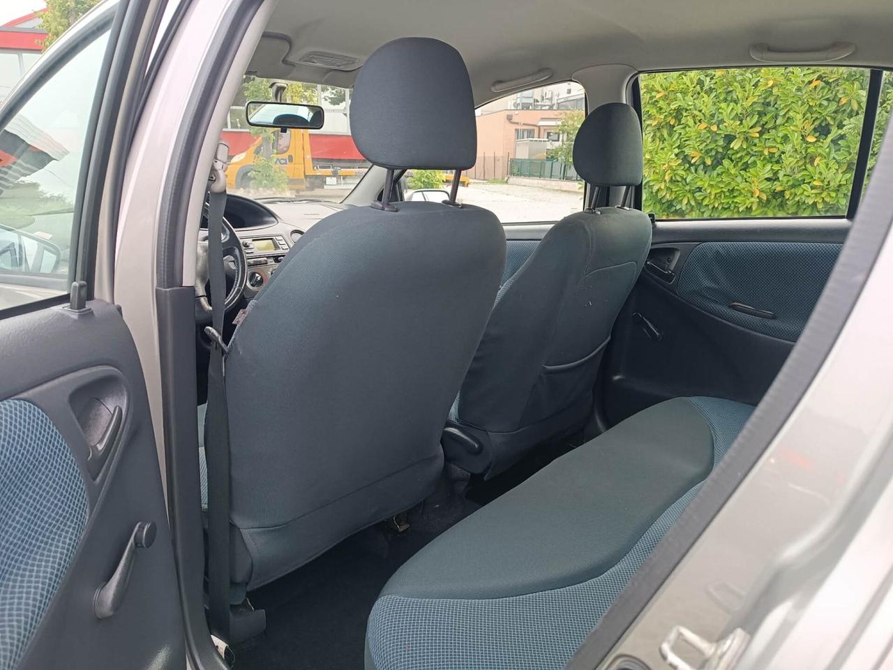 Toyota Yaris 1.0i 16V cat 5 porte Sol