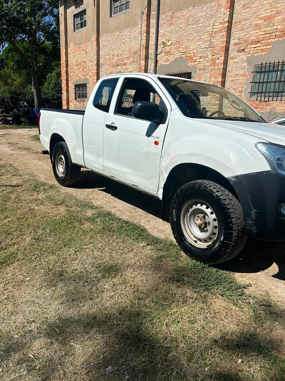 Isuzu D-Max 2.5 TD space cab 4WD 2+2 posti