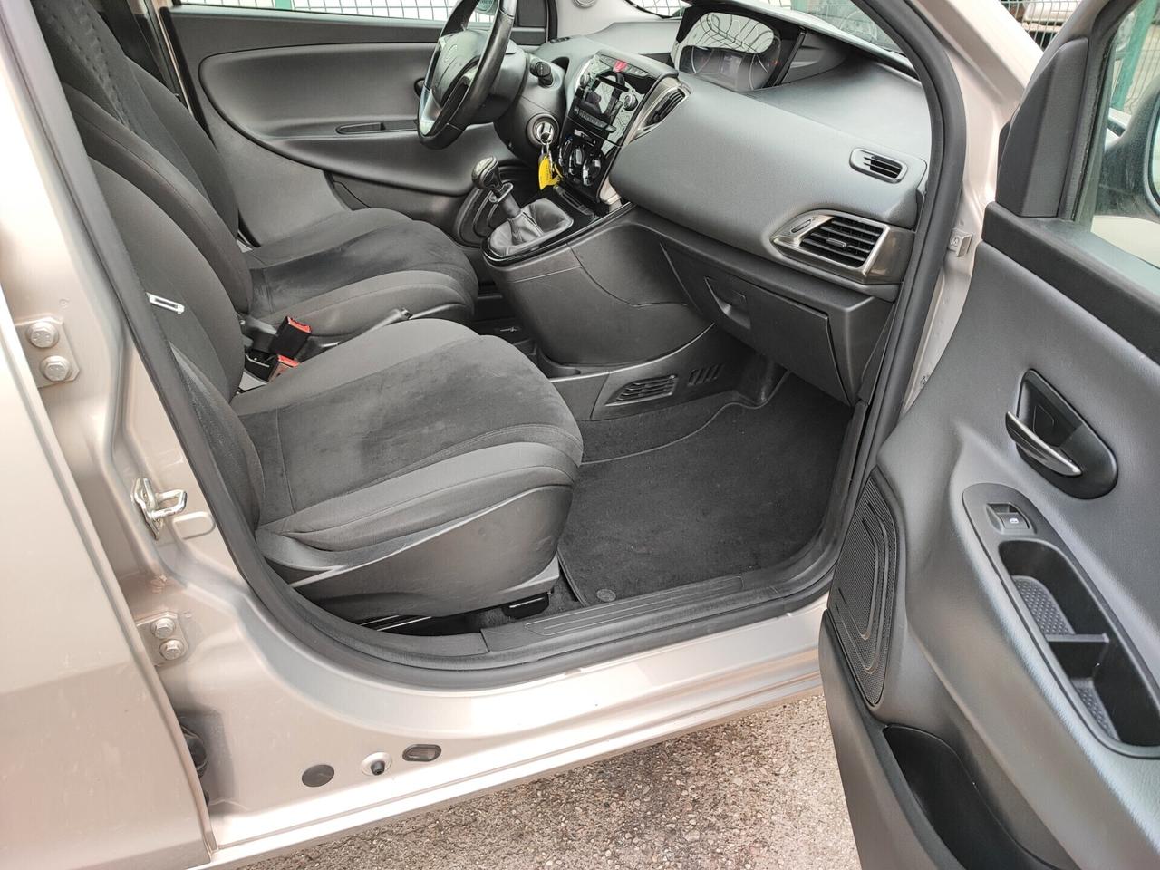 Lancia Ypsilon con 26 Euro 450 km