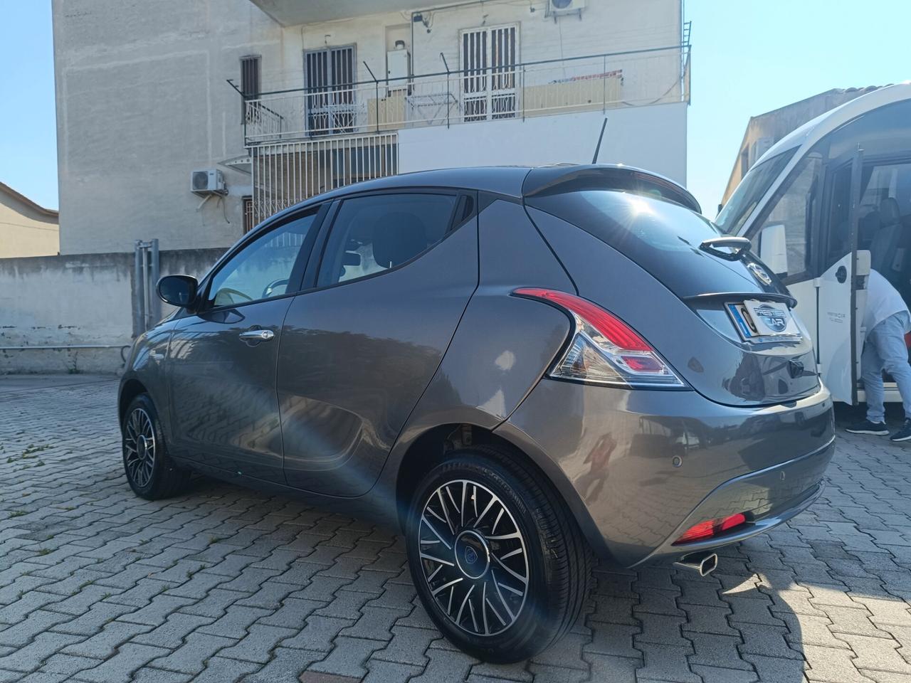 Lancia Ypsilon 1.0 FireFly 5 porte S&S Hybrid Platino