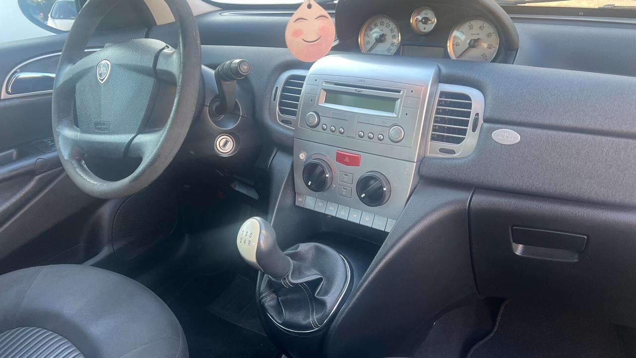 Lancia Ypsilon 1.3 MJT 75 CV Platino* ok neopatent