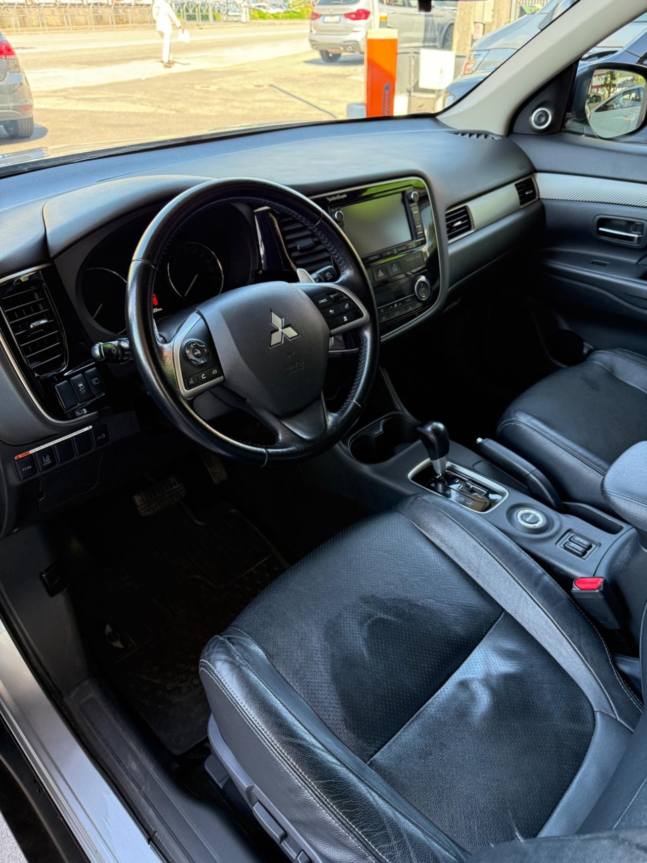MITSUBISHI OUTLANDER 2.2 DI-D 4WD INSTYLE 7posti