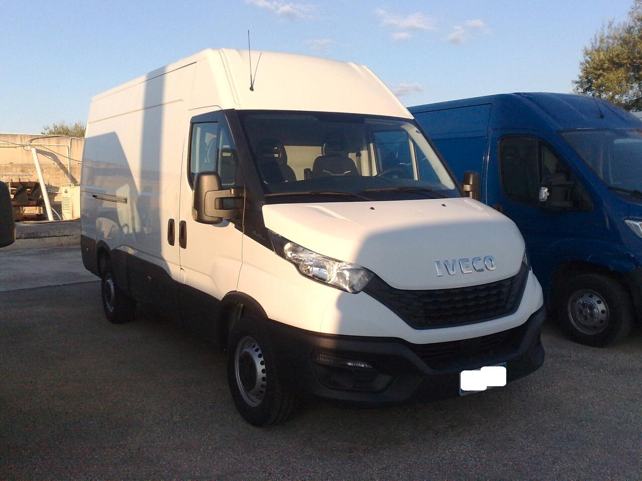 Iveco Daily 35s14 2.3hpt Furgone di serie - 2021
