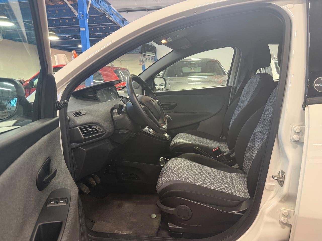 Lancia Ypsilon 1.0 FireFly 5 porte S&S Hybrid Ecochic Silver