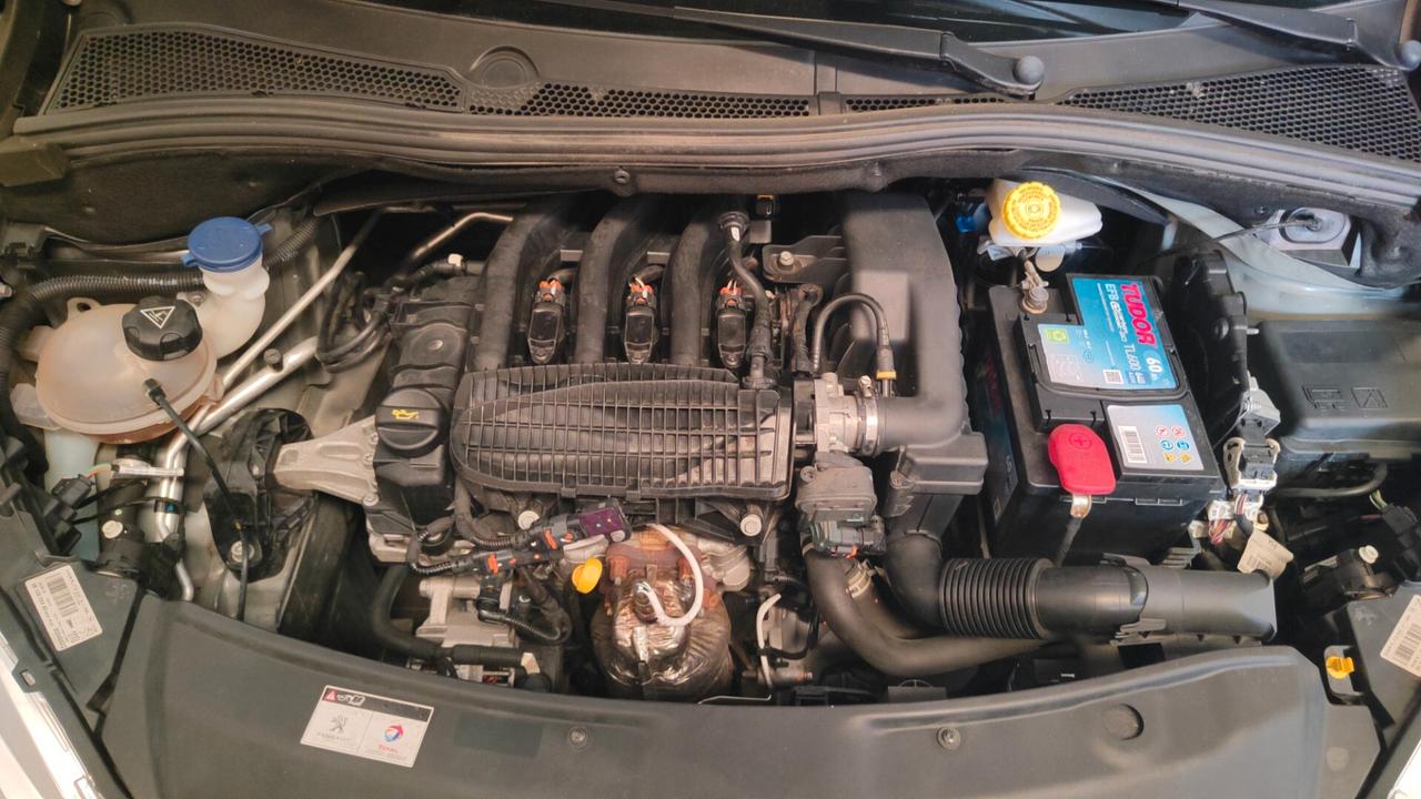 Peugeot 208 1.2 benzina Allure 82cv OK NEOPATENTATI