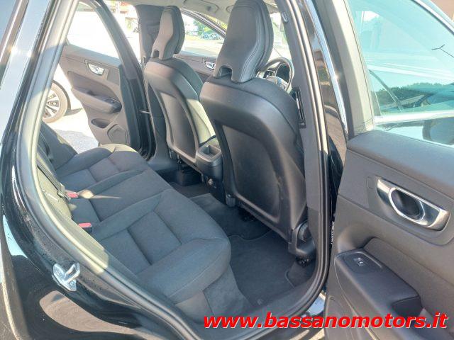 VOLVO XC60 B4 (d) AWD Geartronic Momentum Pro PROMO ESTATE